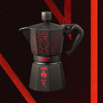 Cafetera moka negra Stranger Things con estampado rojo y asa lateral.