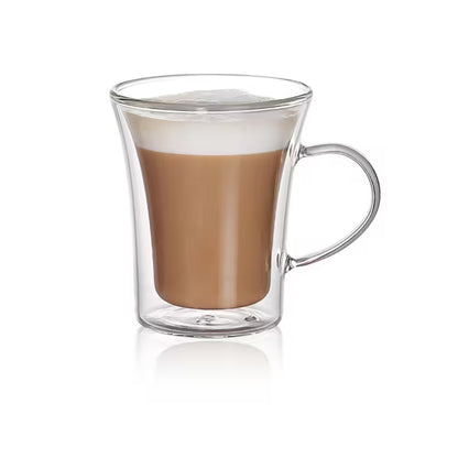 Taza de vidrio doble pared de 220 ml con asa, con bebida marrón en el interior.