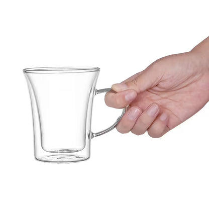 Taza de vidrio doble pared de 220 ml con asa, sostenida con la mano.