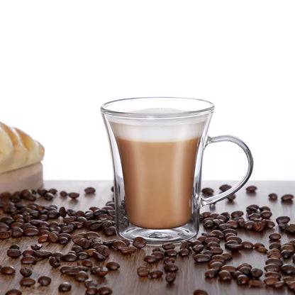 Taza de vidrio doble pared de 220 ml con asa, con bebida marrón visible.