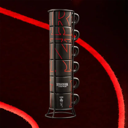 Tazas apilables negras con gráficos rojos, en soporte metálico con asas