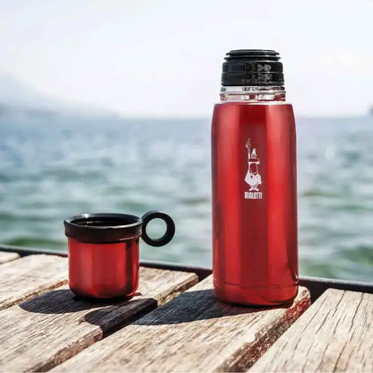Termo Bialetti rojo con taza incluida y tapa superior, anilla lateral.