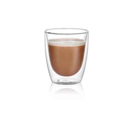 Vaso de vidrio de doble pared con bebida oscura y espuma en la parte superior