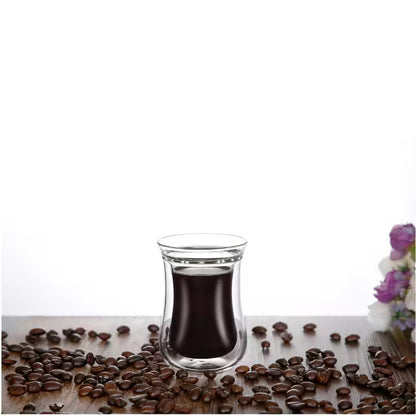 Vaso turco de vidrio doble pared de 80 ml con café oscuro, vista frontal