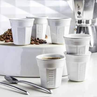 Set de 6 vasos de cerámica para espresso en color blanco, varios vasos visibles.