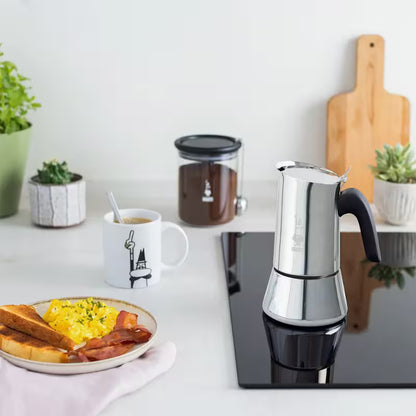 Cafetera italiana Venus Bialetti de acero pulido con asa negra en cocina
