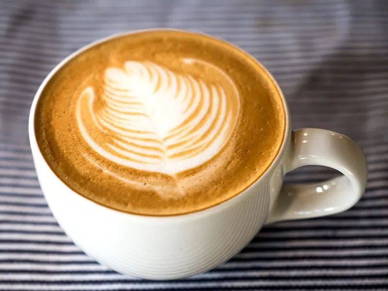 Una taza de café con un dubujo de un latte art