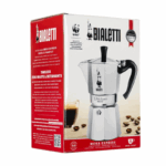 Caja de Bialetti Moka Express, con una imagen de la cafetera, la marca e información sobre sostenibilidad y características del producto.
