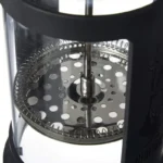 Primer plano del filtro metálico y el mecanismo de émbolo de la cafetera de prensa francesa Smart Bialetti.