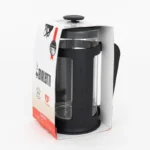Cafetera de prensa francesa Bialetti en un elegante diseño negro, envuelta en su embalaje. El tono es moderno y sofisticado.