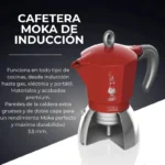 Cafetera de inducción Moka roja con base de acero, logotipo Bialetti y texto descriptivo sobre compatibilidad, materiales de primera calidad y paredes de la caldera de doble capa de 3,5 mm de grosor.