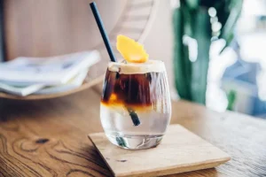 Vaso de espresso tonic café