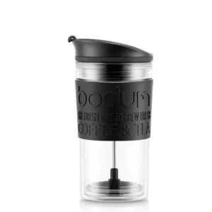 Cafetera de viaje prensa francesa negra con tapa, perfecta para llevar café caliente y disfrutar de su sabor en cualquier momento.