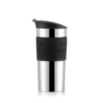 Mug Prensa Francesa de acero inoxidable con tapa negra, ideal para café o té en movimiento, mantiene la temperatura y es fácil de limpiar.