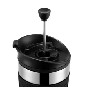 Detalle del émbolo del Mug Prensa Francesa de acero inoxidable con tapa negra, ideal para café o té en movimiento, mantiene la temperatura y es fácil de limpiar.