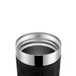 Detalle interior del Mug Prensa Francesa de acero inoxidable con tapa negra, ideal para café o té en movimiento, mantiene la temperatura y es fácil de limpiar.