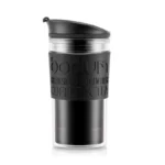 Cafetera de viaje prensa francesa negra con tapa, perfecta para llevar café caliente y disfrutar de su sabor en cualquier momento. Llena de café.