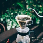 Set de cafetera Hario V60 02 sobre una mesa, mostrando el proceso de extracción de café pour over elegante y funcional.