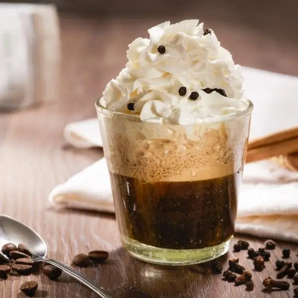 Vaso con una preparación de café helado
