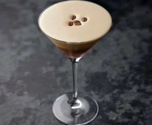 Elegante copa con un espresso martini