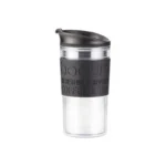 Mug de viaje con tapa, ideal para mantener bebidas calientes o frías en cualquier lugar o en movimiento.