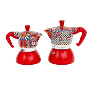 Dos cafeteras Italianas rojas decoradas, homenaje a la cultura siciliana, combinando el arte de Dolce&Gabbana y Bialetti.