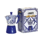 Cafetera italiana moka Bialetti de 6 tazas y su caja de diseño Mediterráneo en azul y blanco, con tapa azul, inspirada en el mar y el cielo italiano.