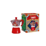 Cafetera italiana roja Bialetti con diseño de carretos sicilianos, acompañada de su caja de empaque decorada.