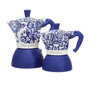 Dos cafeteras Italiana Inducción azul y blanca, inspiradas en el Mediterráneo, con un diseño artesanal y elegante de Bialetti y Dolce&Gabbana