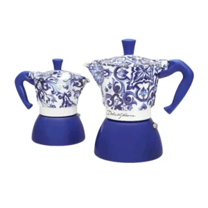 Dos cafeteras Italiana Inducción azul y blanca, inspiradas en el Mediterráneo, con un diseño artesanal y elegante de Bialetti y Dolce&Gabbana