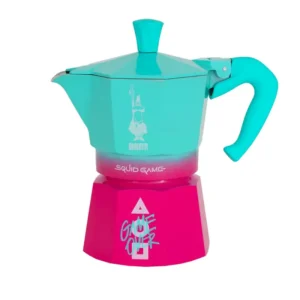 Cafetera Italiana Moka Express con tapa turquesa y mango rosa, inspirada en la serie Squid Game, con un "GAME OVER" en su diseño.