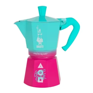 Cafetera Italiana Moka Express con tapa turquesa y mango rosa, inspirada en la serie Squid Game, con un "GAME OVER" en su diseño.