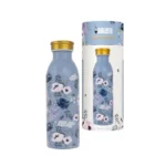 Botella térmica Bridgerton con diseño floral azul y blanco y tapa dorada, perfecta para un toque chic en cualquier lugar.