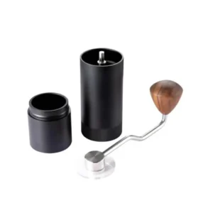 Molinillo de café manual negro con un elegante mango de madera, perfecto para disfrutar café fresco en cualquier lugar.