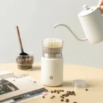 Crystal Eye Travel Brewer poniendo agua